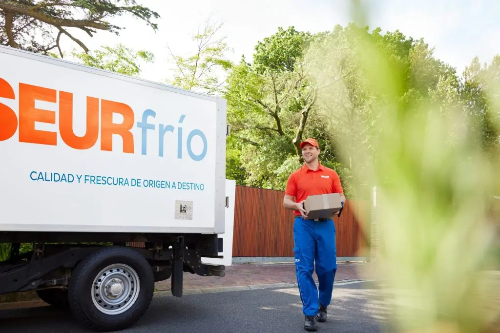 Mensajero SEUR Frío con vehículo frigorífico para transporte refrigerado en España
